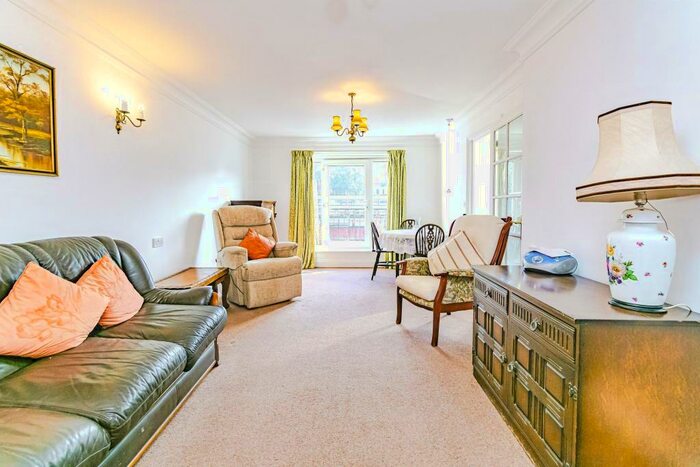 1 Bedroom Flat For Sale In Pegasus Court, Stafford Road, Caterham, Surrey, CR3
