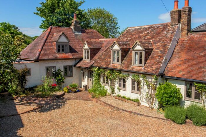 5 Bedroom Cottage For Sale In The Street, Martin, CT15