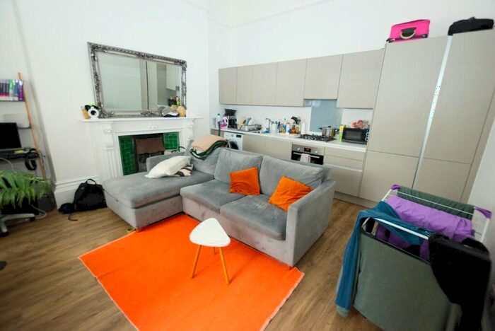 1 Bedroom Flat To Rent In Brunswick Square, Brighton, East Sussex, BN3