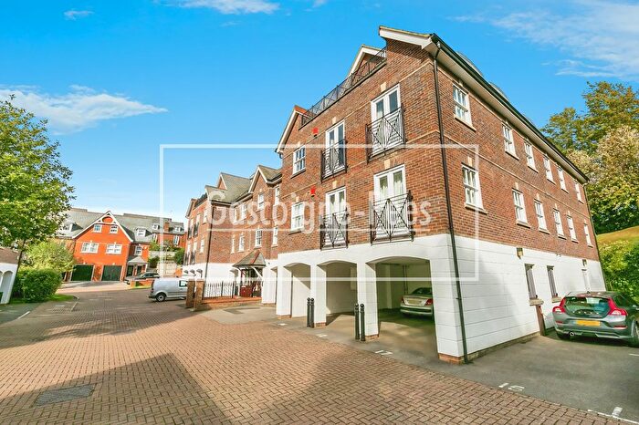 2 Bedroom Flat To Rent In Clandon House, Guildford, GU1