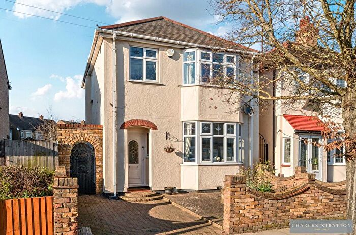 3 Bedroom Detached House For Sale In Marks Road, Romford, RM7