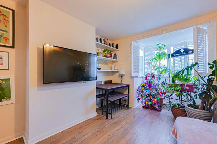 2 Bedroom Flat To Rent In Pall Mall, Leigh-on-sea, SS9