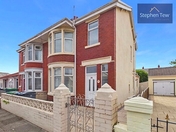 3 Bedroom Semi Detached House For Sale In Hemingway, Blackpool, FY4