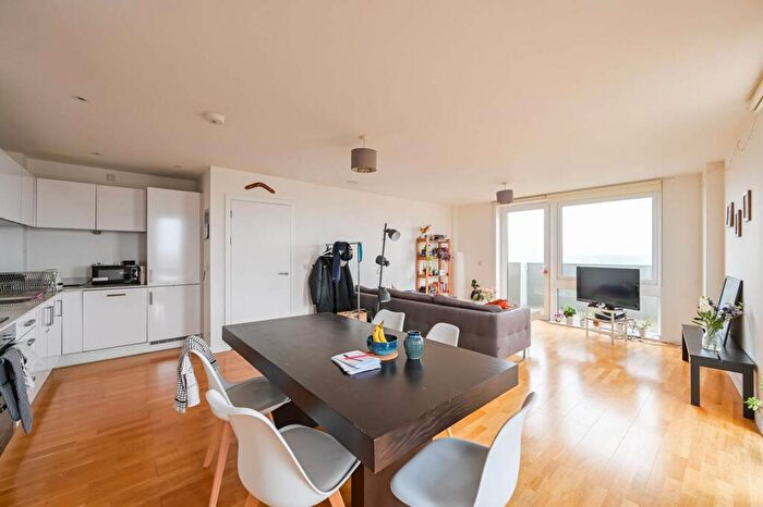 3 Bedroom Penthouse For Sale In Sculpture House, Killick Way, , Stepney, London, E1