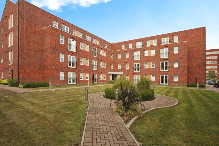 2 Bedroom Flat For Sale In Woodside Park, Rugby, Warwickshire, CV21