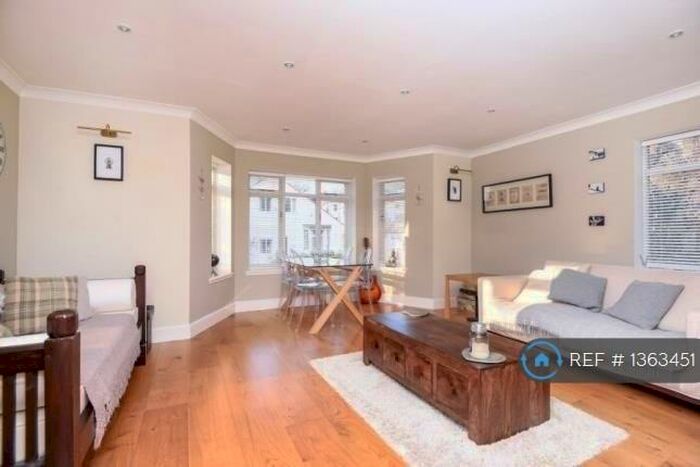 2 Bedroom Flat To Rent In The Mount, Chislehurst, BR7