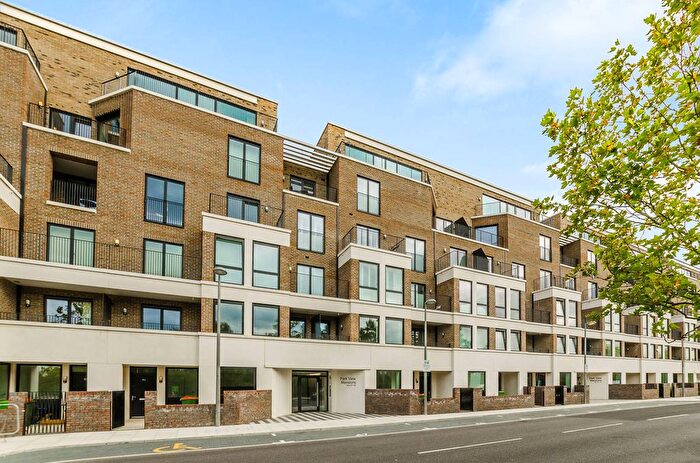 3 Bedroom Flat To Rent In Park View Mansions, Stratford, London, E20