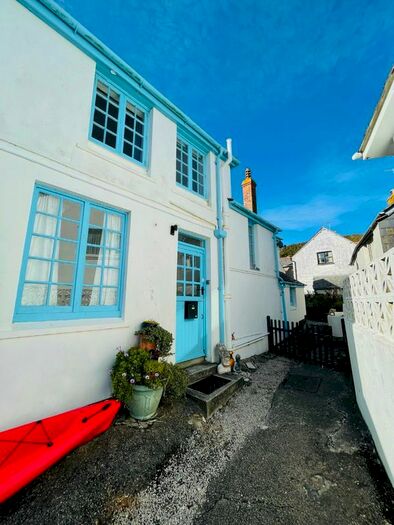 2 Bedroom Flat To Rent In Market Place, Marazion, TR17