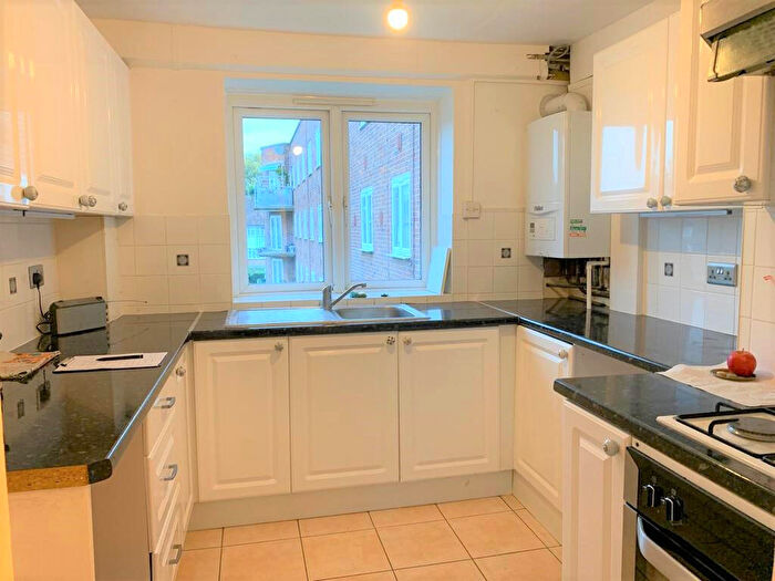 3 Bedroom Flat To Rent In Friern Court, Friern Barnet Lane, London, N20