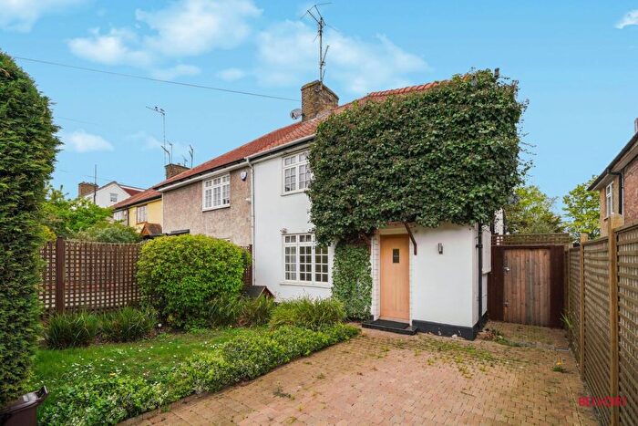 3 Bedroom Semi Detached House For Sale In Halliwick Road, London, N10