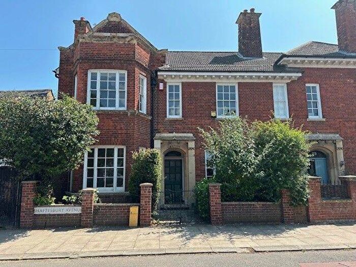 4 Bedroom Semi-Detached House To Rent In Shaftesbury Avenue, Bedford, MK40