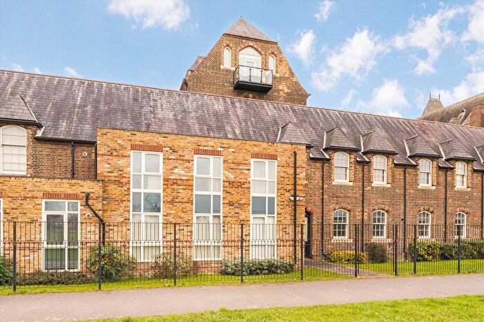 2 Bedroom Flat For Sale In Borough Road, Isleworth, TW7