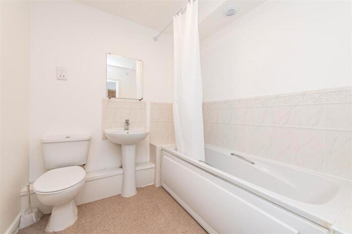2 Bedroom Apartment To Rent In West Cotton Close, Southbridge, NN4
