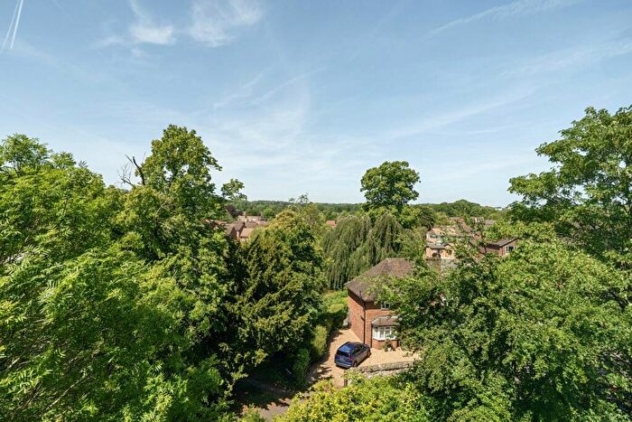 3 Bedroom Apartment For Sale In Abbots Rise, Redhill, RH1