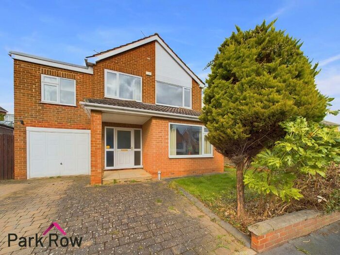 4 Bedroom Detached House For Sale In Woodlands Avenue, Tadcaster, LS24