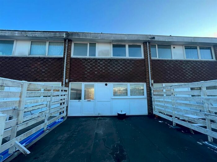 3 Bedroom Flat To Rent In Jansel Square, Aylesbury, HP21