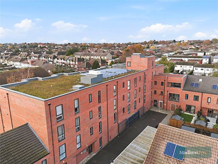 1 Bedroom Flat For Sale In Marine Crescent, Hainaullt, IG6