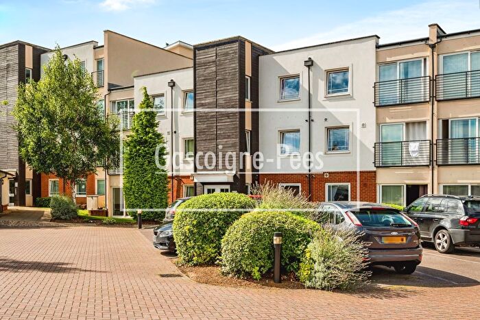 2 Bedroom Flat To Rent In Kingston Square, Leatherhead, KT22