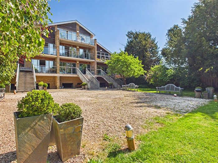 1 Bedroom Flat To Rent In Hampton Court Road, East Molesey, KT8