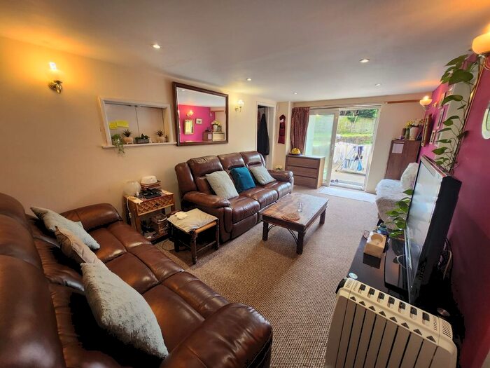 1 Bedroom Flat To Rent In Shay Lane, Bradford, BD9