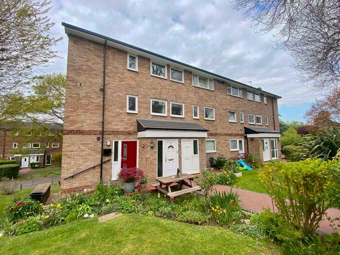 3 Bedroom Maisonette To Rent In Denham Close, Maidenhead, Berkshire, SL6