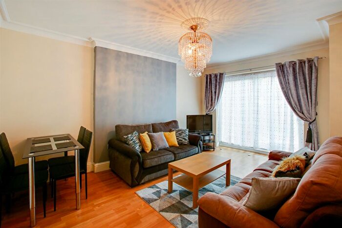 4 Bedroom Semi-Detached House To Rent In Bowes Road, Acton, W3