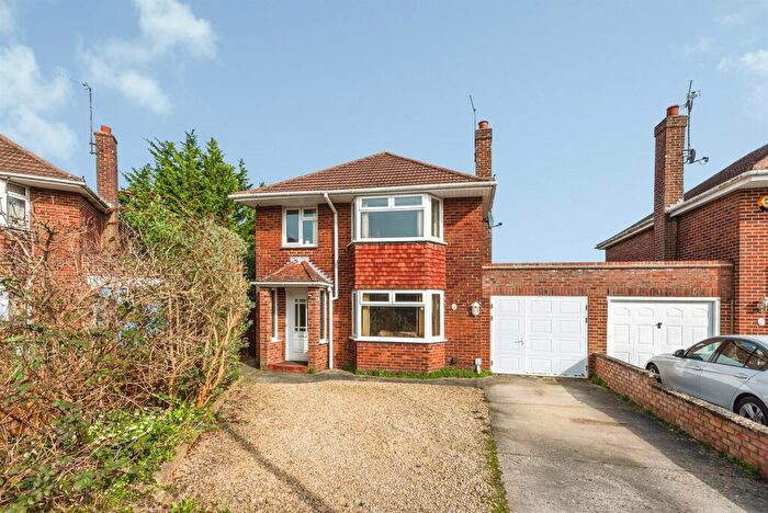 3 Bedroom Link Detached House For Sale In Birdbrook Road, Swindon, SN2