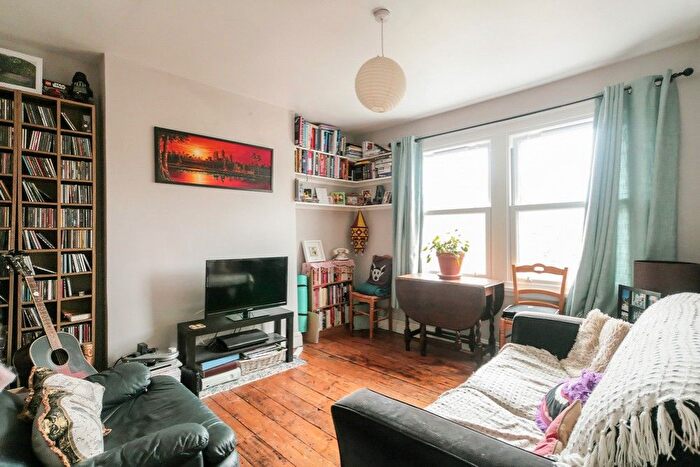 2 Bedroom Flat To Rent In The Gardens, London, SE22