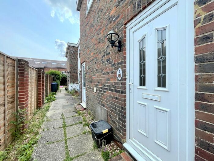 2 Bedroom Flat To Rent In Cecil Road, Lancing, BN15