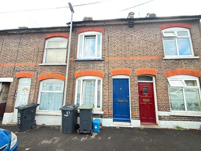 2 Bedroom Terraced House For Sale In Stanley Street, Town Centre, Luton, Bedfordshire, LU1