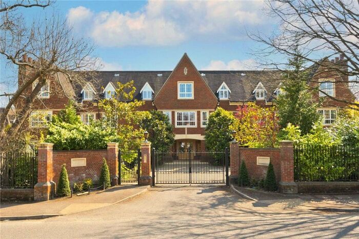 3 Bedroom Flat To Rent In Ormonde Place, Old Avenue, Weybridge, Surrey, KT13