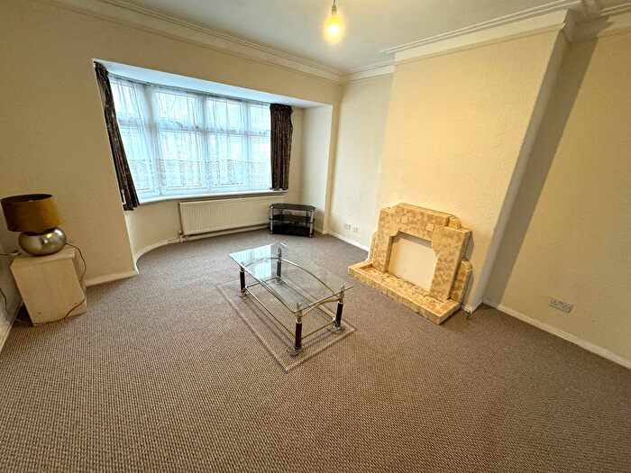 3 Bedroom Semi Detached House To Rent In Herent Drive, Ilford, IG5