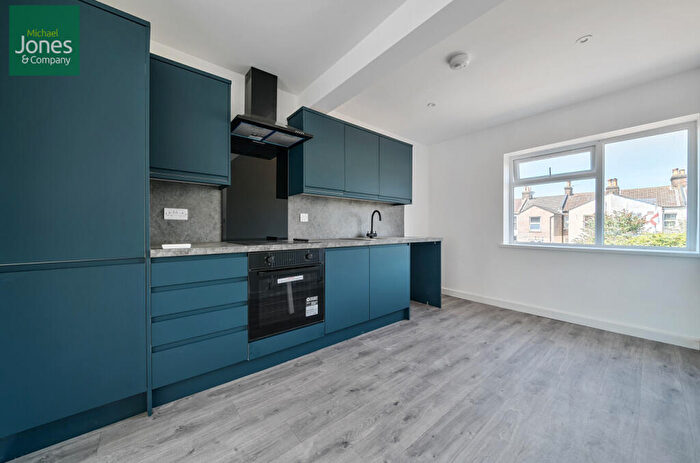 Flat To Rent In New Broadway, Worthing, West Sussex, BN11