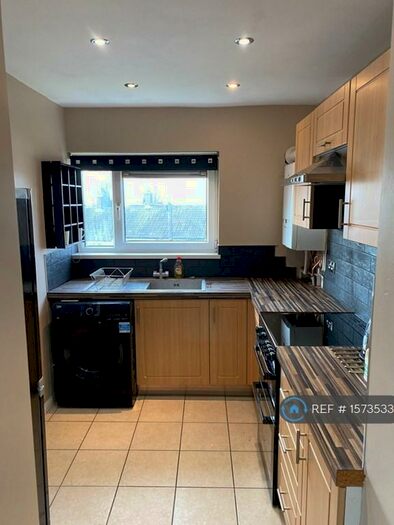 1 Bedroom Flat To Rent In Beechwood Drive, Woodford Green, IG8