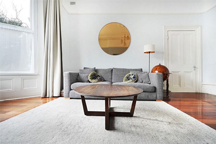 2 Bedroom Flat For Sale In Hainault Road, Leytonstone, London, E11