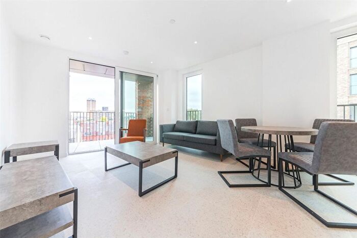 2 Bedroom Flat To Rent In Cendal Crescent, Whitechapel, E1