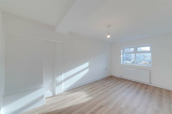 Studio To Rent In Bond Road, London, CR4