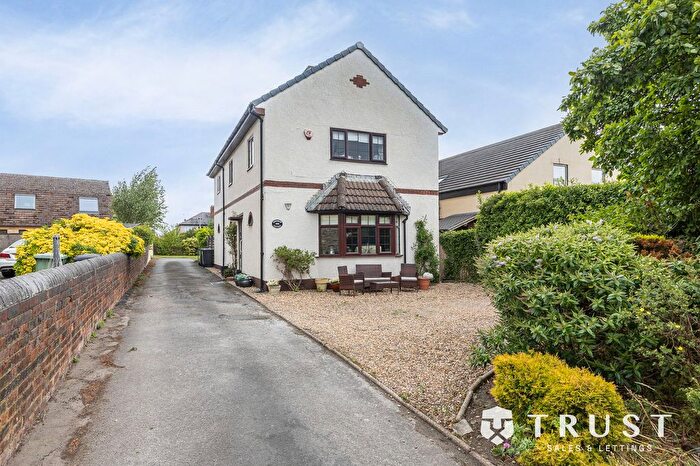 3 Bedroom Detached House For Sale In Halifax Road, Liversedge, WF15