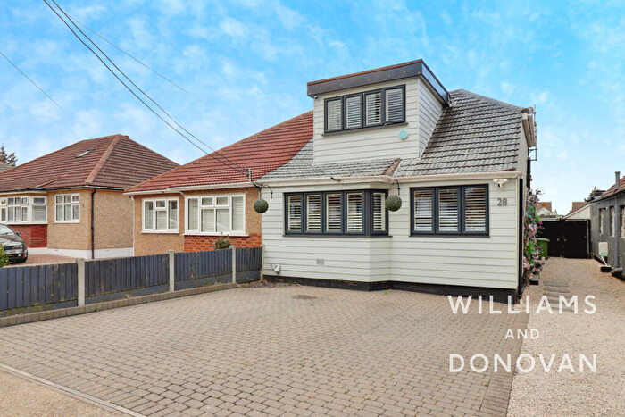 4 Bedroom Chalet For Sale In St. Clements Road, South Benfleet, SS7