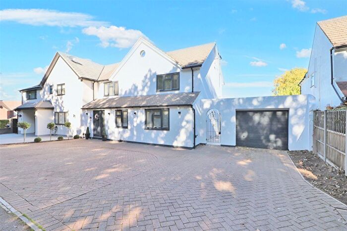 5 Bedroom Semi-detached House For Sale In Carrington Close, Borehamwood, WD6