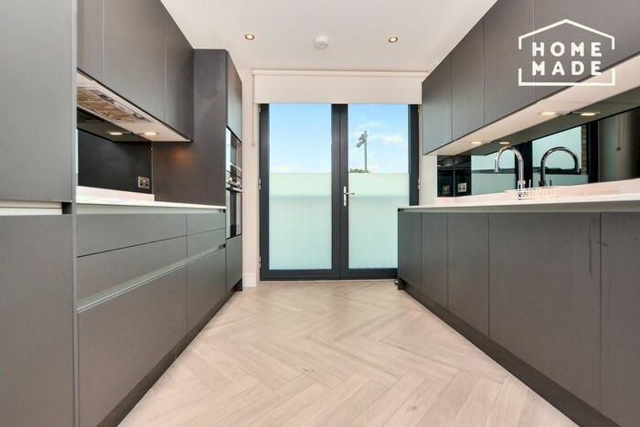 2 Bedroom Flat To Rent In Battersea Park Road, London, SW8
