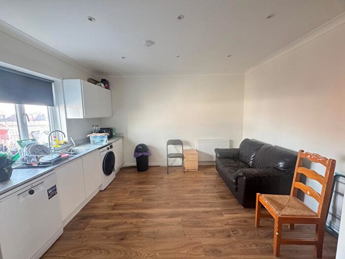 2 Bedroom Flat To Rent In Kingsley Road, Hounslow, TW3