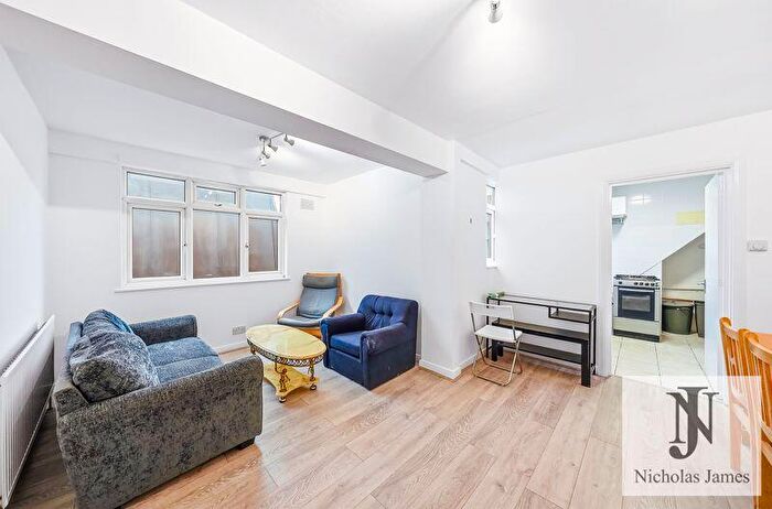 3 Bedroom Flat To Rent In Seven Sisters Road, Manor House, London, N4