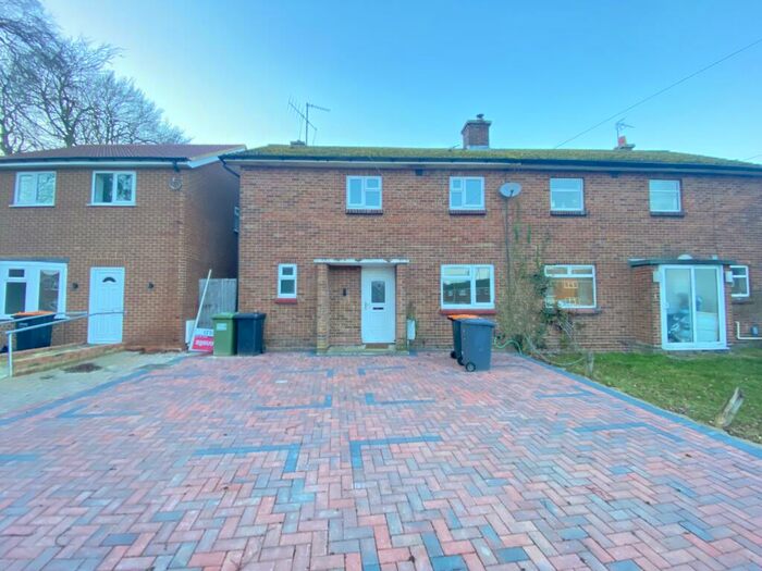 3 Bedroom Semi-Detached House To Rent In Spinney Crescent, Dunstable, LU6