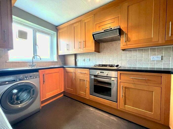 2 Bedroom Flat To Rent In Buckingham Avenue, Perivale, Greenford, UB6