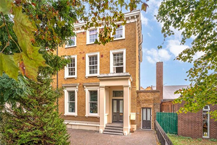 3 Bedroom Flat For Sale In Lower Clapton Road, London, E5