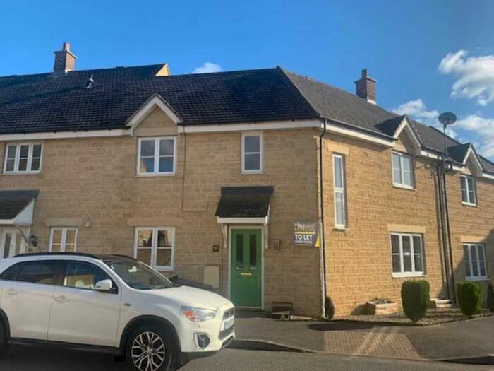 4 Bedroom Semi-Detached House To Rent In Saffron Crescent, Carterton, OX18