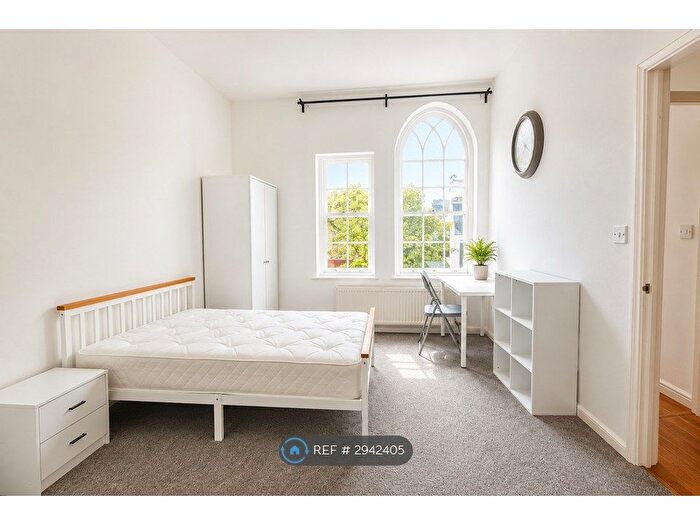 2 Bedroom Flat To Rent In Bellhanger Court, Bath, BA1