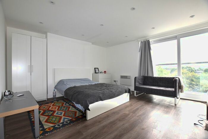 Studio To Rent In Uxbridge Road, London W12