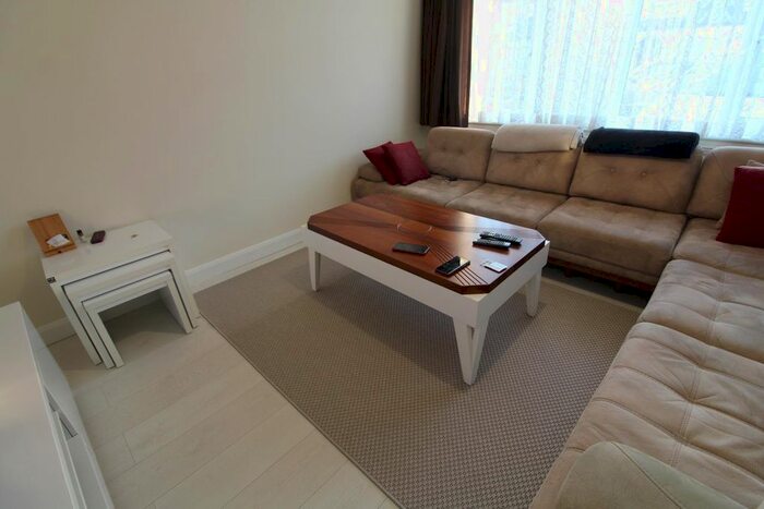 3 Bedroom Property To Rent In Queensland Avenue, London, N18